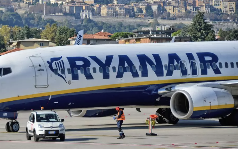 Літаки Ryanair зменшать число рейсів до популярної країни влітку наступного року