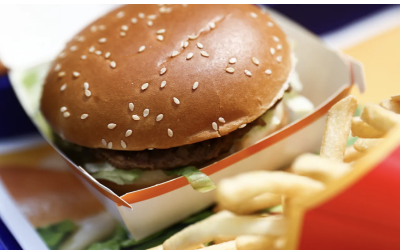 Мережа McDonald’s анонсує значні зміни в своєму меню, вдосконалюючи технологію приготування свого флагманського бургера Біг Мак