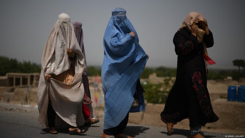 В Афганістані жінок будуть публічно забивати камінням до смерті за зраду