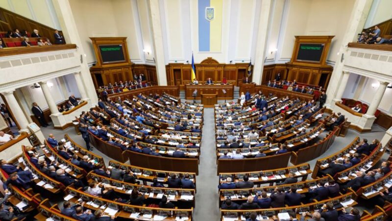 Українців можуть звільняти за замовчування про зв’язки з Росією