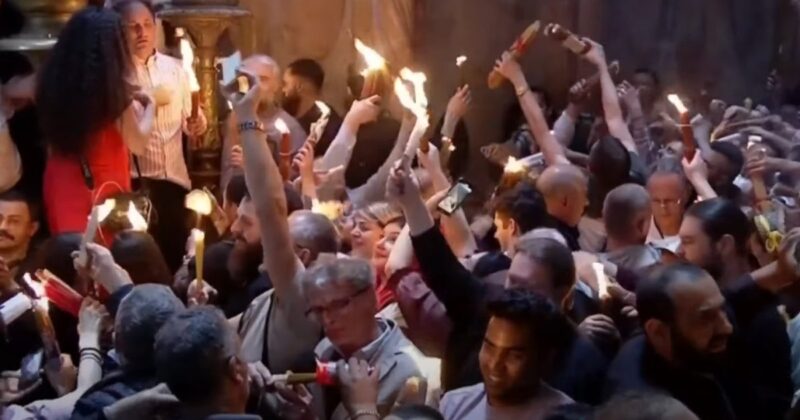 Благодатний вогонь зійшов у храмі Гробу Господнього в Єрусалимі: святкова традиція і символ Воскресіння Христового