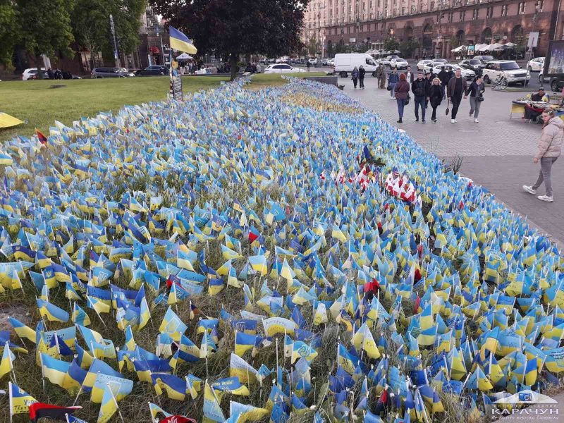 На Майдані Незалежності підпалили пам’ятні прапори загиблих героїв