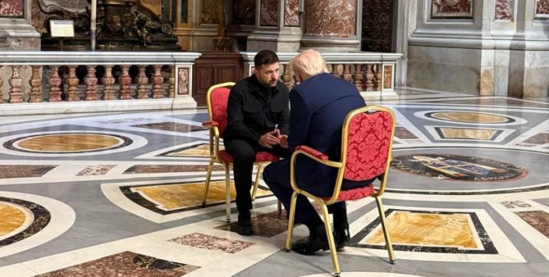 Зеленський та Трамп продуктивно поспілкувались на похороні Папи Римського та висловили надії на припинення вогню