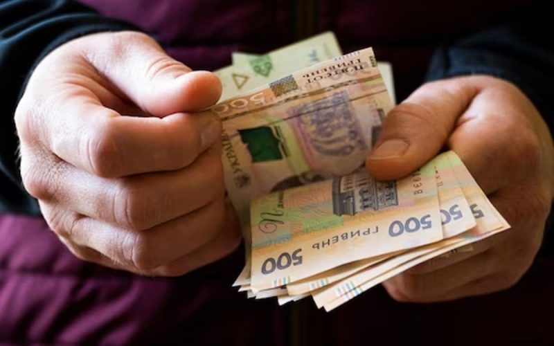 Українцям за кордоном можуть зупинити пенсії