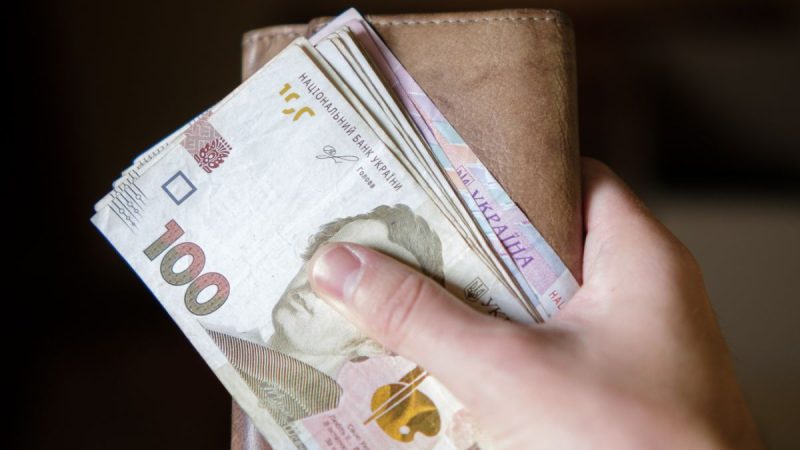 Чому не варто довго тримати пенсію на банківській картці