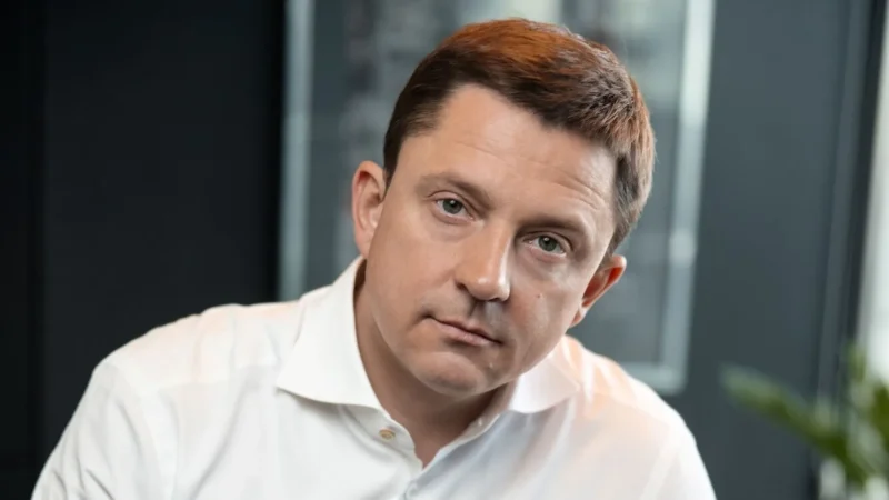 Олесь Довгий достроково склав мандат