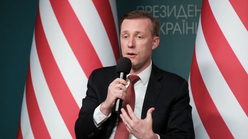 Колишній радник Трампа: “Він хоче союзу з Росією проти Китаю”