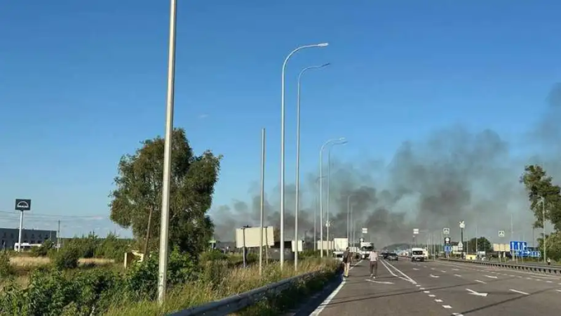 Серед ймовірних причин вибуху на Житомирській трасі називають ураження підземного складу