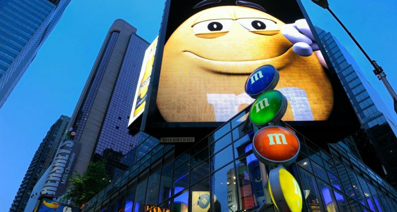 У Нью-Джерсі сталася “шоколадна” ДТП, фура розсипала тонни M&M’s