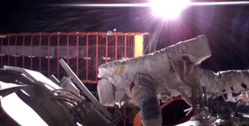 Китайські астронавти вийшли у відкритий космос для обслуговування станції “Тяньгун”