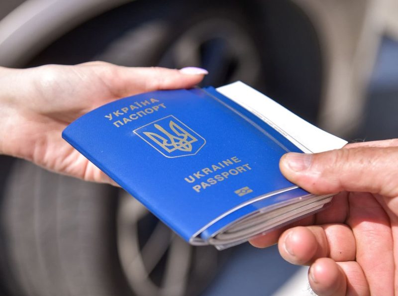 Молоді українці масово залишають країну після зниження віку мобілізації