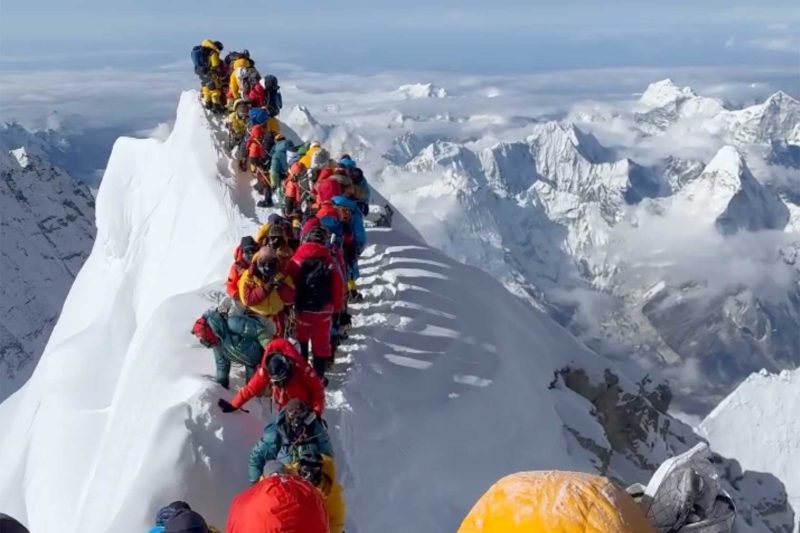 На Евересті евакуювали сотні туристів заблокованих хуртовиною