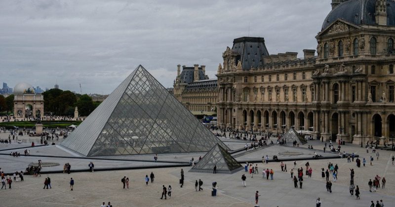 Пограбування в Луврі, викрадено коштовності Наполеона