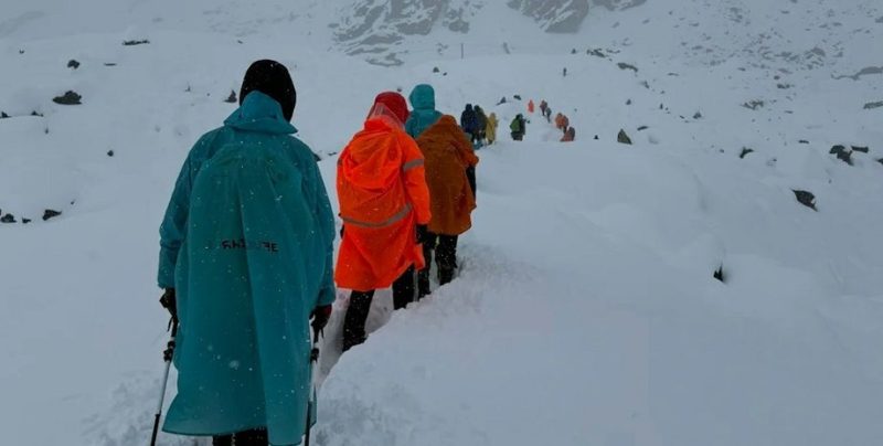 Туристи застрягли на Евересті через снігову бурю