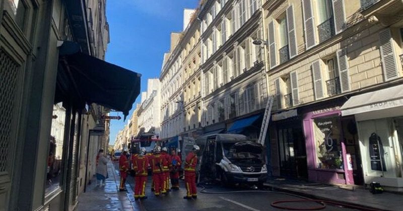 У Парижі спалахнув фургон поблизу урядової будівлі — обійшлося без жертв