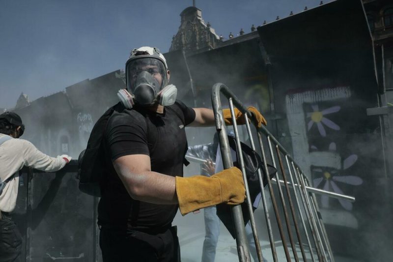 Протести після вбивства мера, Мексика охоплена масовими заворушеннями