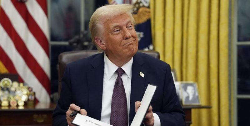 Швейцарські бізнесмени подарували Трампу золотий злиток заради зниження тарифів