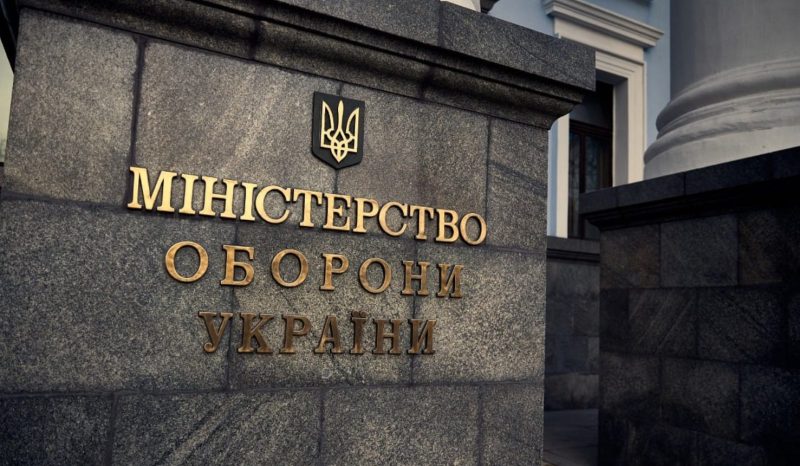 Скандал у МОУ: контракт на бронежилети підписали всупереч заборонам і судовим рішенням