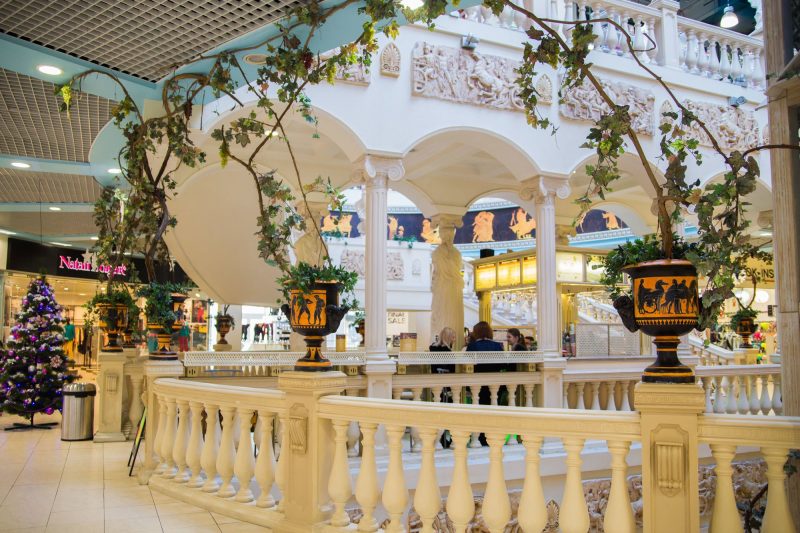 У київському ТРЦ п’яний чоловік кинув страйкбольну гранату після конфлікту з персоналом