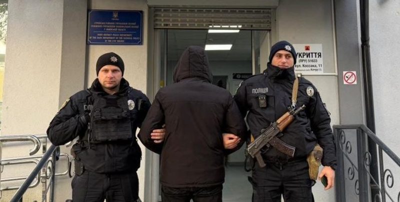 У Львівській області чоловік ударив військового ТЦК сокирою